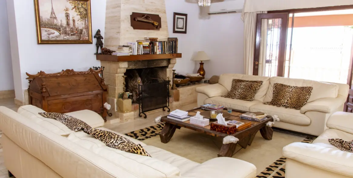 Sale of detached villa in Estepona 19