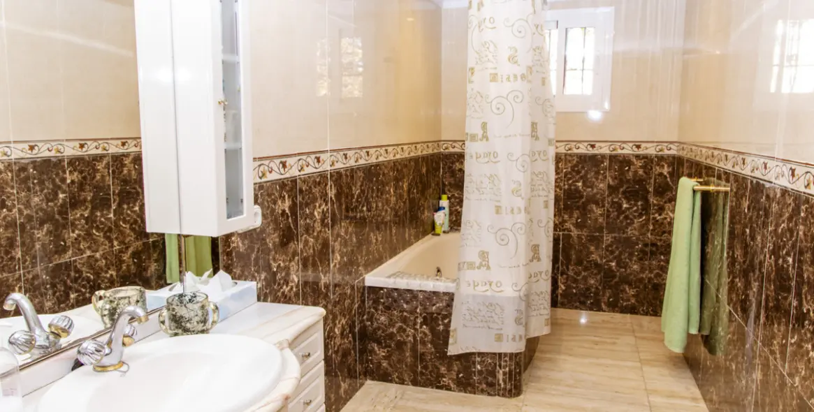 Sale of detached villa in Estepona 25