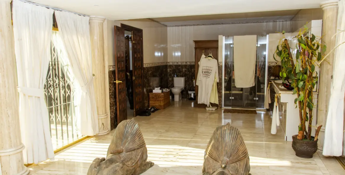 Sale of detached villa in Estepona 29