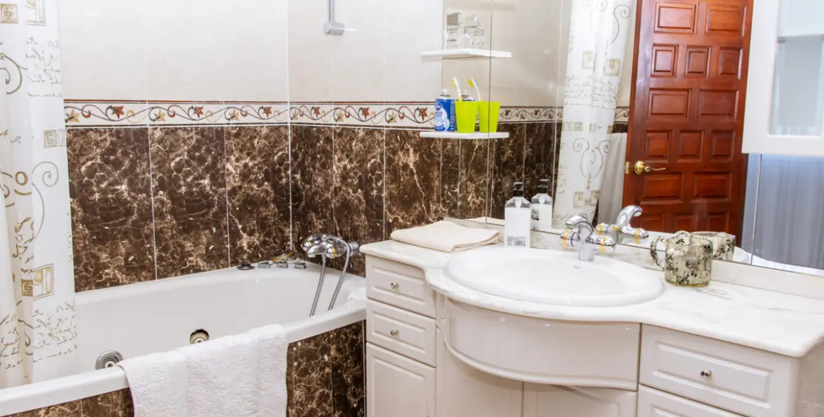 Sale of detached villa in Estepona 34