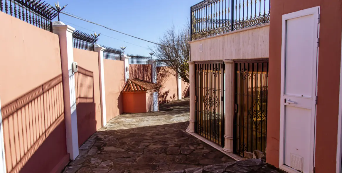 Sale of detached villa in Estepona 37