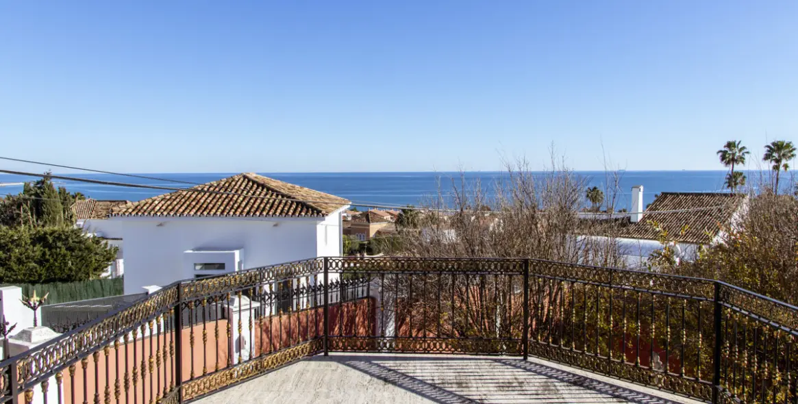 Sale of detached villa in Estepona 42