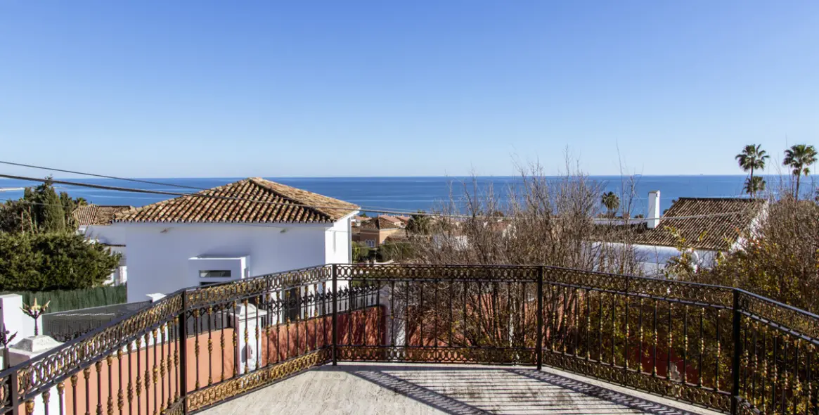 Sale of detached villa in Estepona 43