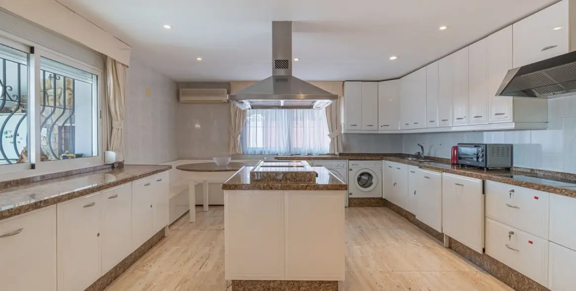 Sale of detached villa in Estepona 51