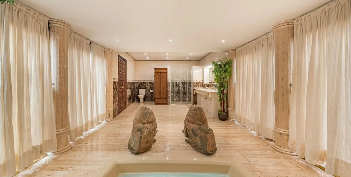 Sale of detached villa in Estepona 52