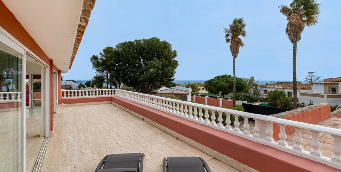 Sale of detached villa in Estepona 53