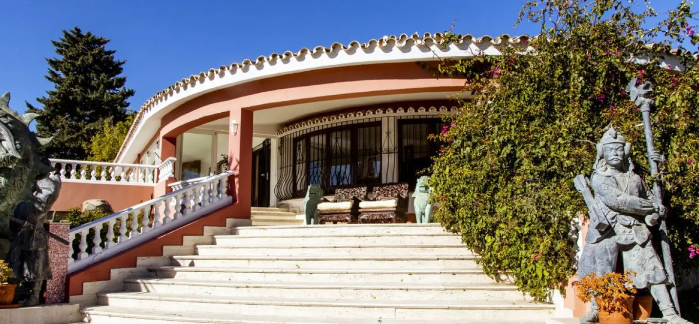 Продажа  отдельно стоящей виллы в Estepona 0