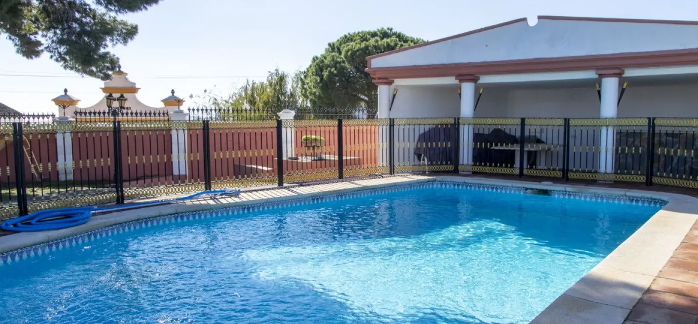 Продажа  отдельно стоящей виллы в Estepona 1