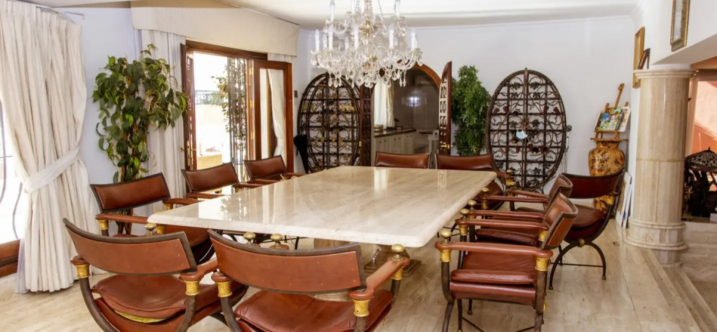 Продажа  отдельно стоящей виллы в Estepona 2
