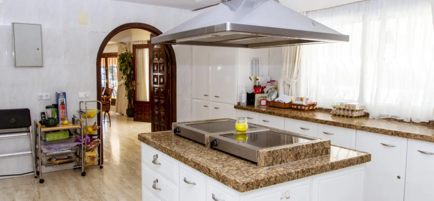 Продажа  отдельно стоящей виллы в Estepona 4