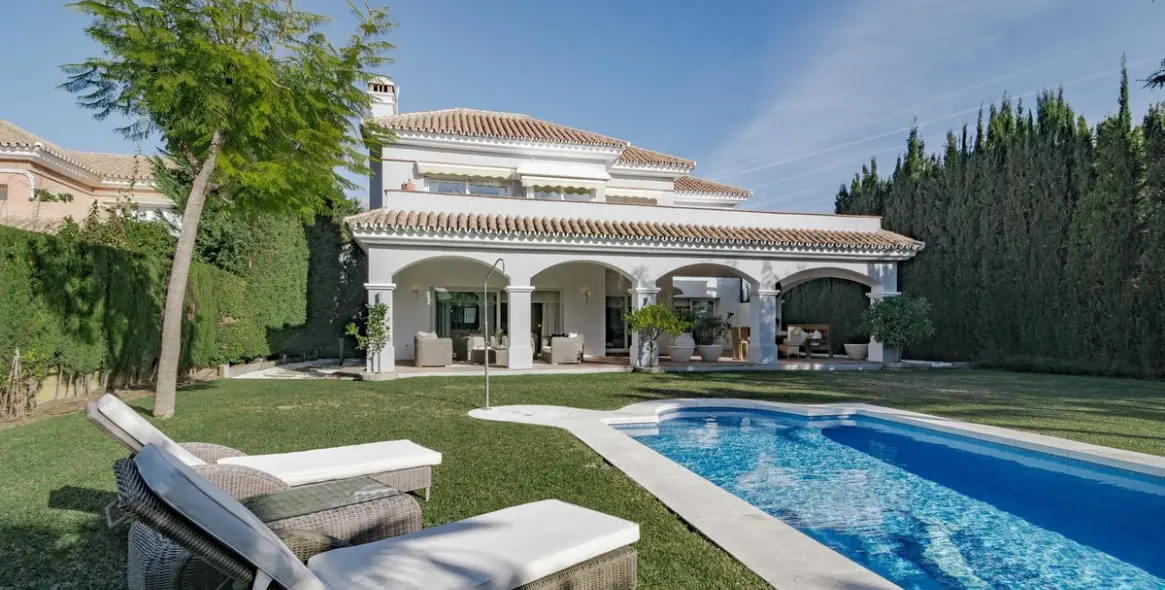Venta de villa independiente en Nueva Andalucía 1