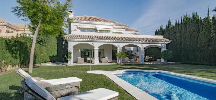 Venta de villa independiente en Nueva Andalucía 0