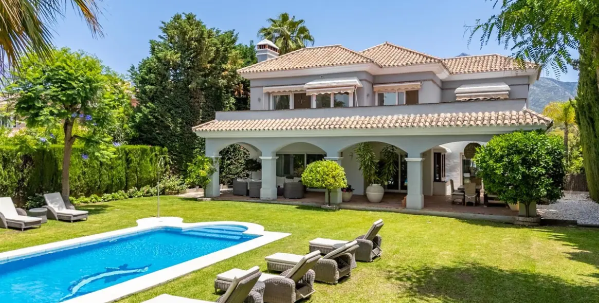 Venta de villa independiente en Nueva Andalucía 1