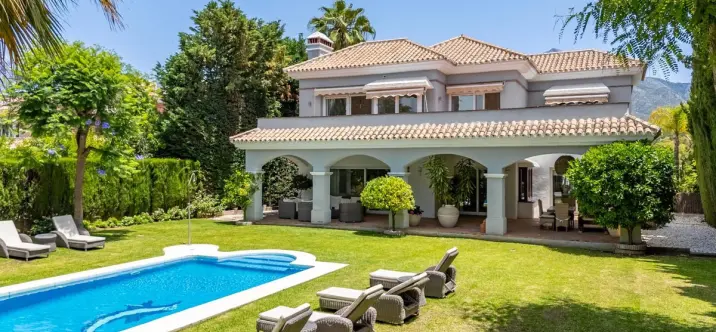 Sale of detached villa in Nueva Andalucía 0