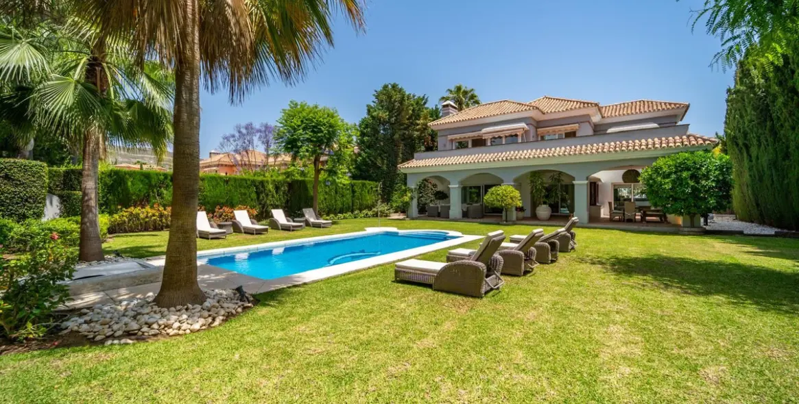 Venta de villa independiente en Nueva Andalucía 2