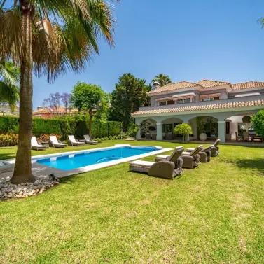 Sale of detached villa in Nueva Andalucía