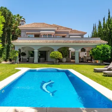 Sale of detached villa in Nueva Andalucía