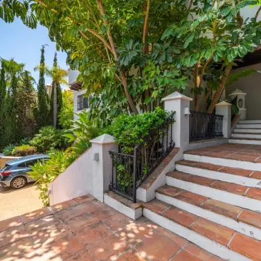 Sale of detached villa in Nueva Andalucía