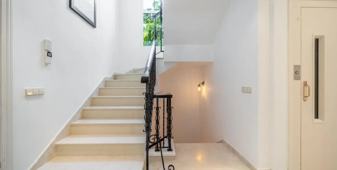 Venta de villa independiente en Nueva Andalucía 9