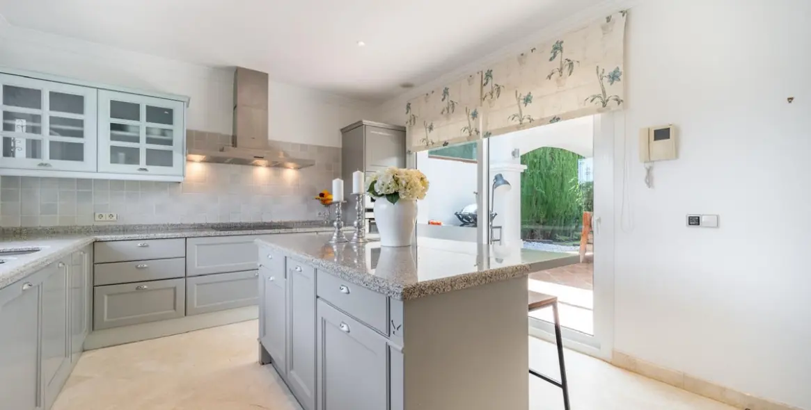 Venta de villa independiente en Nueva Andalucía 10