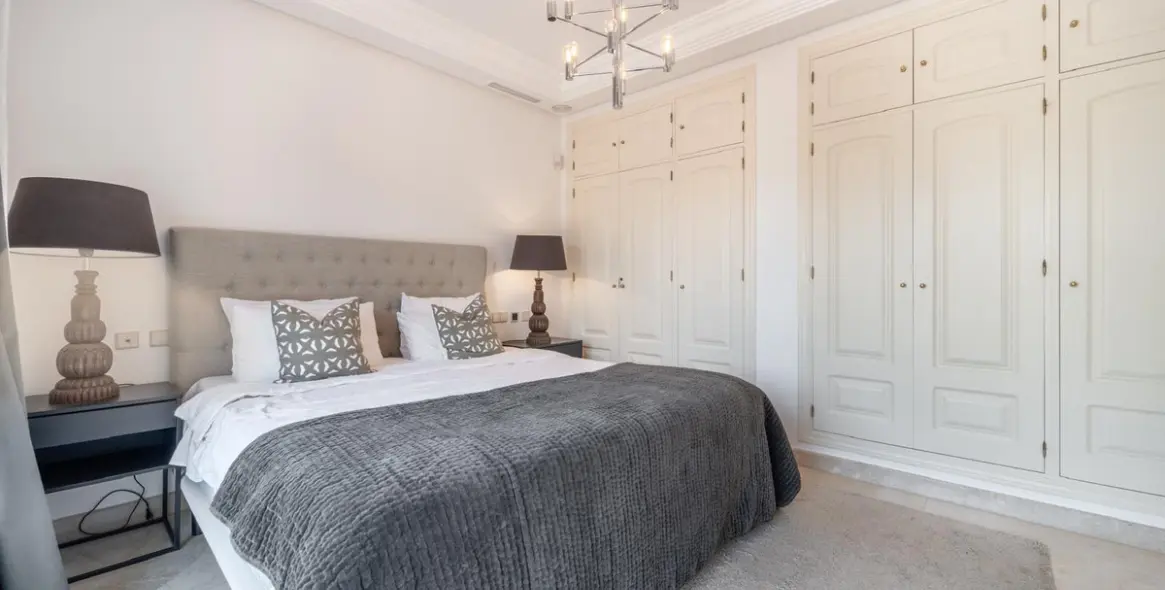 Venta de villa independiente en Nueva Andalucía 23