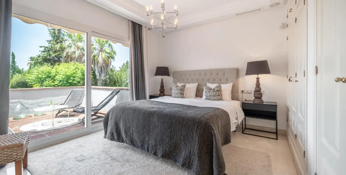 Venta de villa independiente en Nueva Andalucía 24