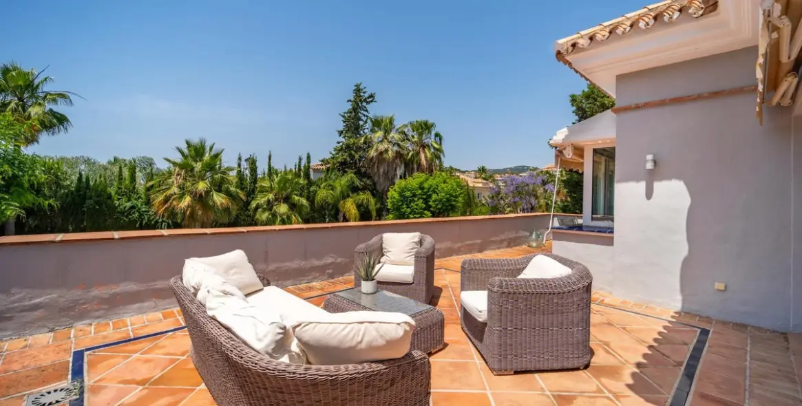 Venta de villa independiente en Nueva Andalucía 26