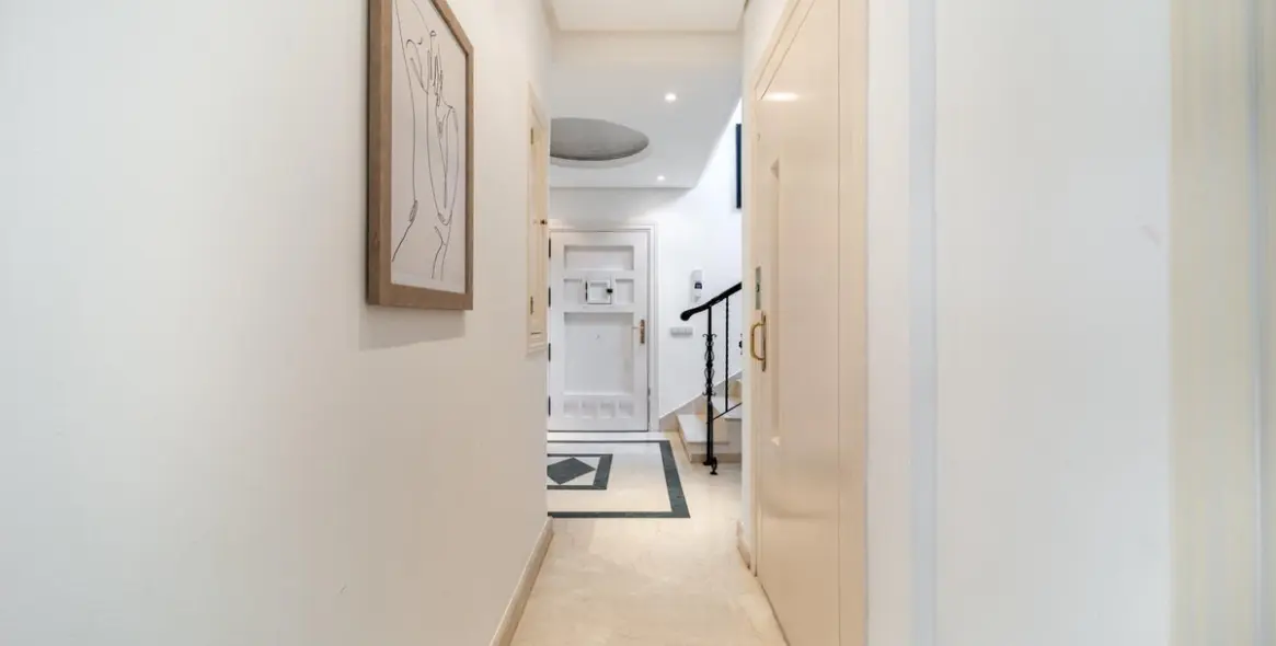 Venta de villa independiente en Nueva Andalucía 28