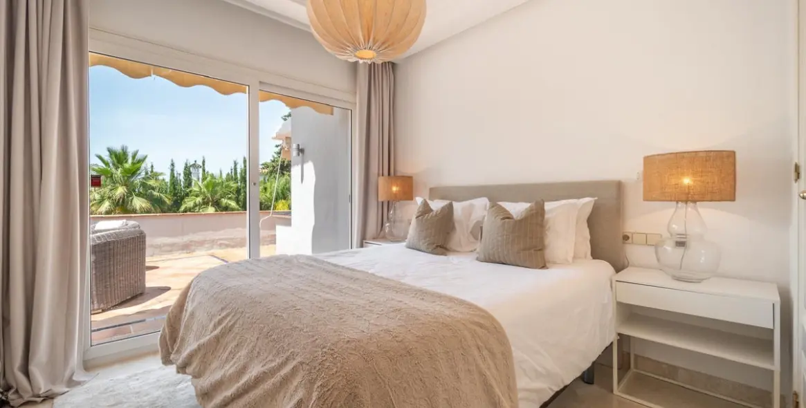 Venta de villa independiente en Nueva Andalucía 34