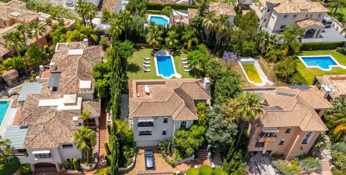 Venta de villa independiente en Nueva Andalucía 40