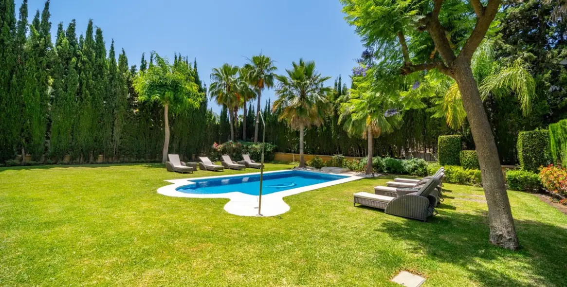 Venta de villa independiente en Nueva Andalucía 41