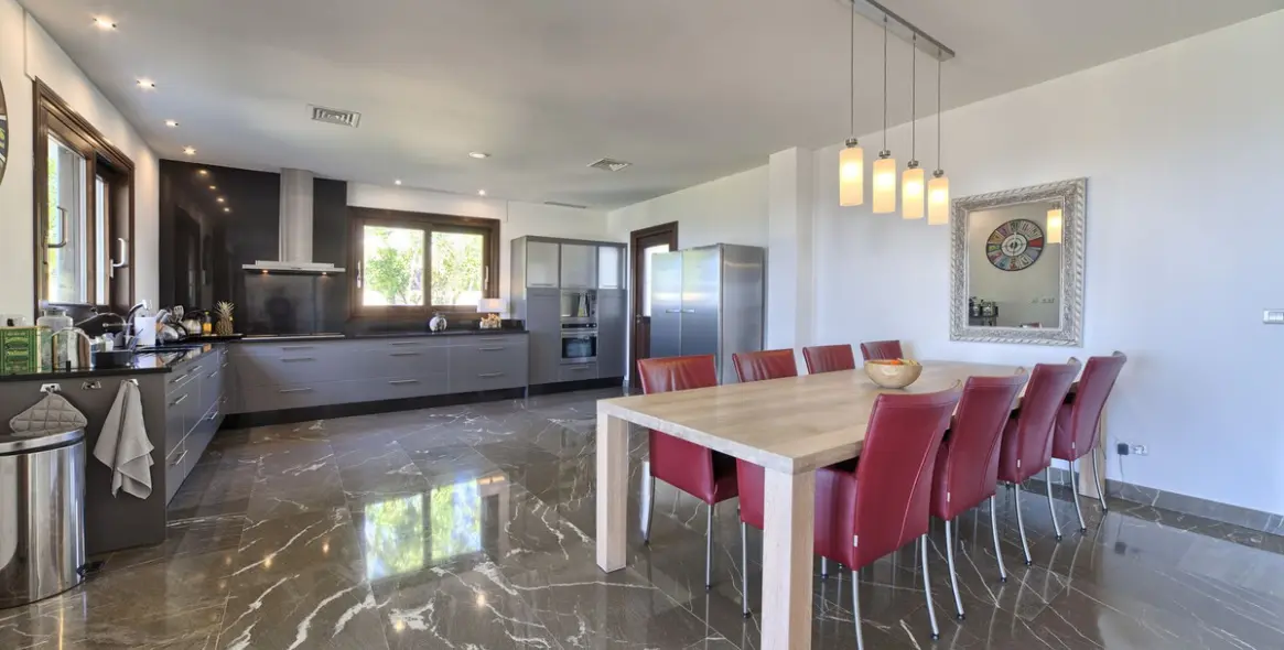 Продажа  отдельно стоящей виллы в Los Flamingos 5