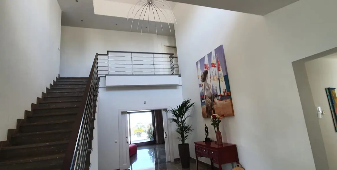 Продажа  отдельно стоящей виллы в Los Flamingos 12