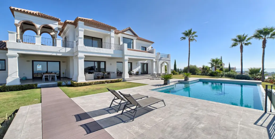 Продажа  отдельно стоящей виллы в Los Flamingos 18