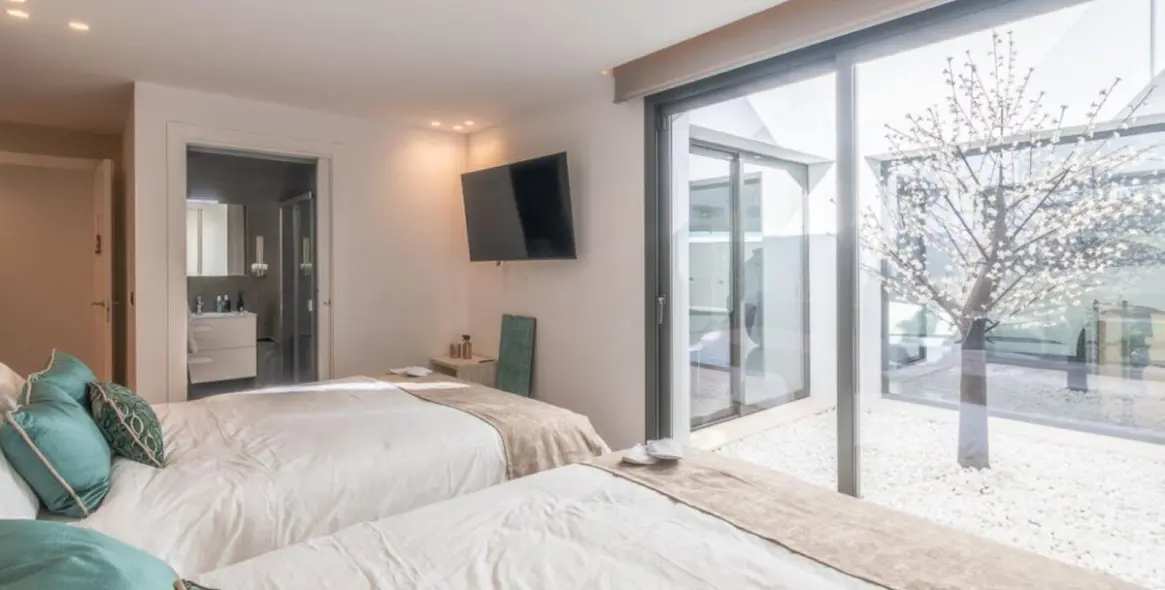 Продажа  отдельно стоящей виллы в Los Arqueros 30