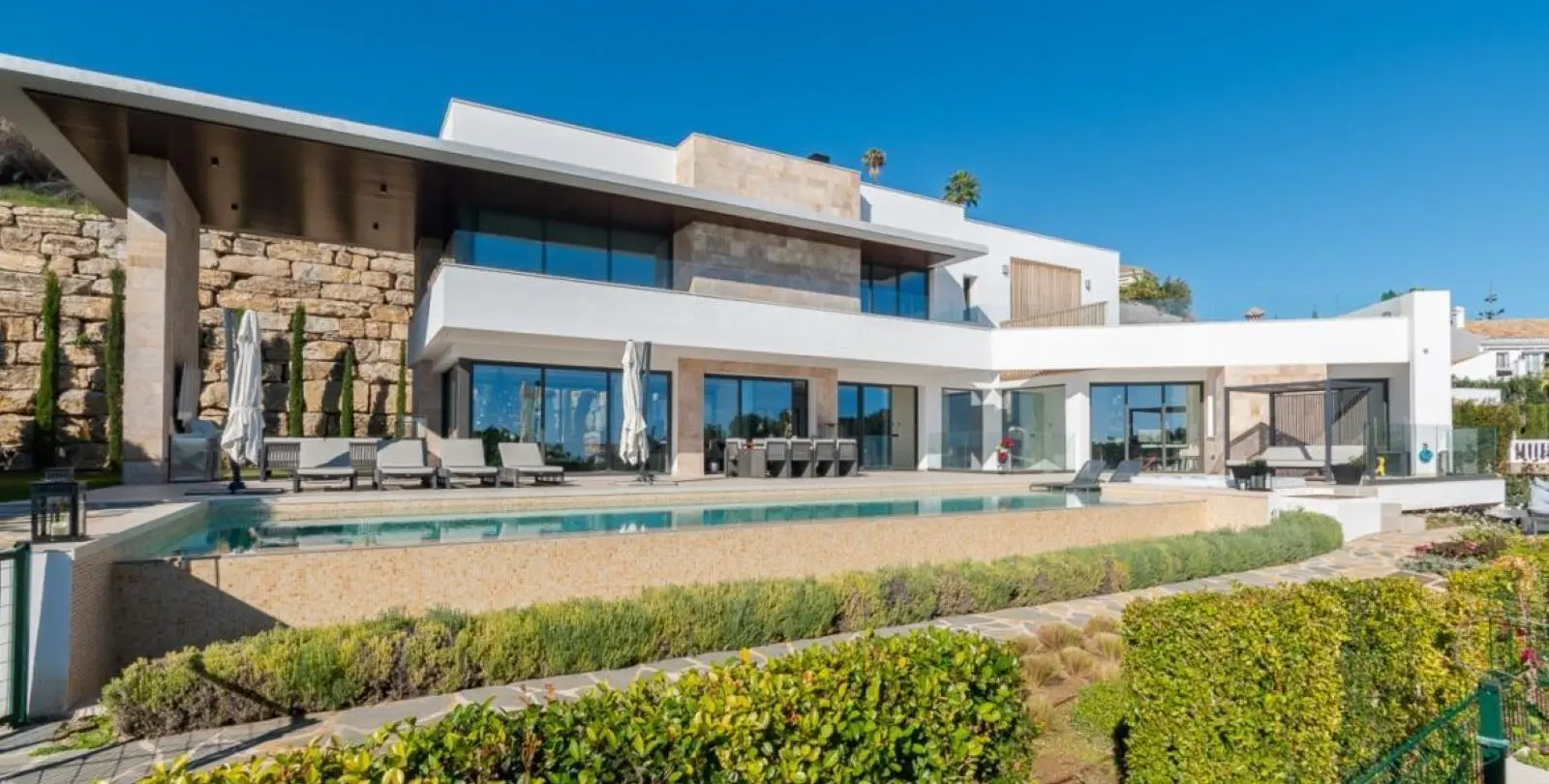 Sale of detached villa in Los Arqueros 4
