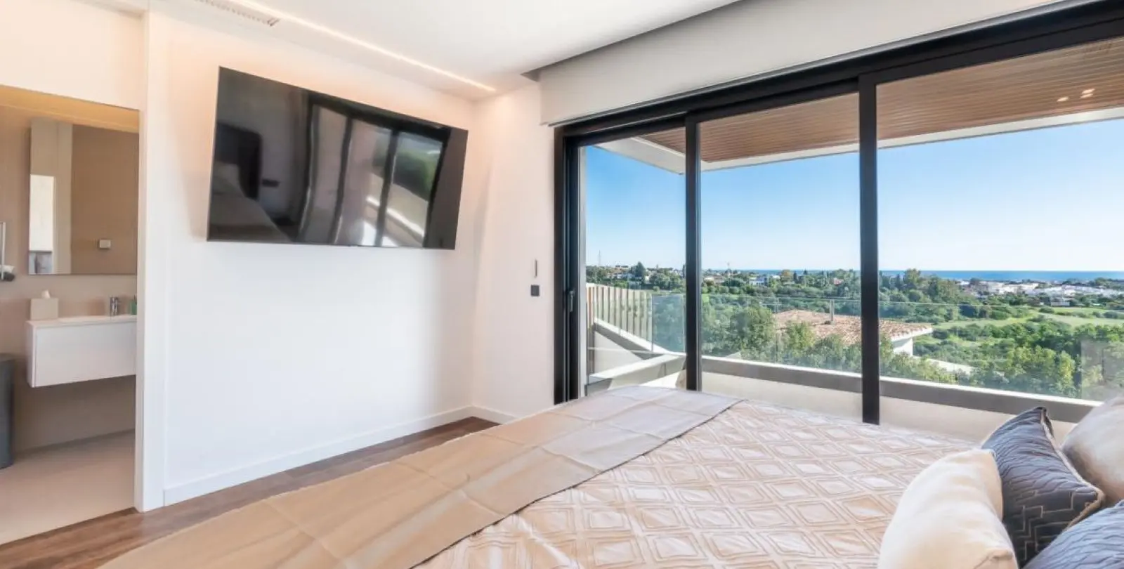 Sale of detached villa in Los Arqueros 23