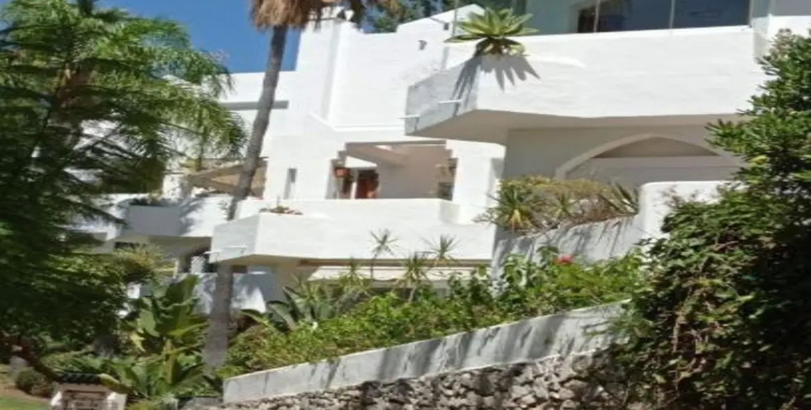 Sale of middle floor apartment in Cabopino 12