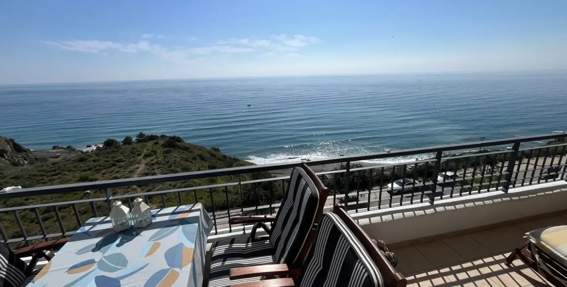 Sale of middle floor apartment in Torrox Costa 1