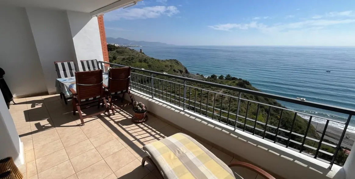 Sale of middle floor apartment in Torrox Costa 4