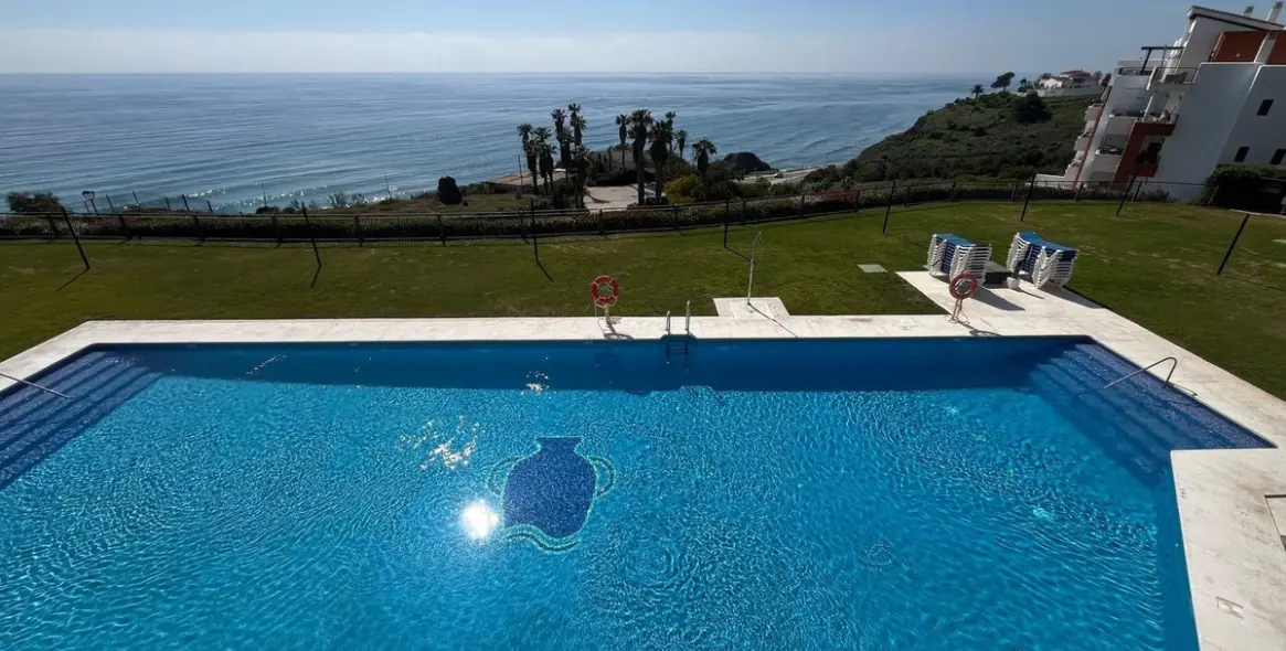 Sale of middle floor apartment in Torrox Costa 19