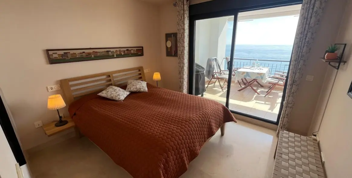 Sale of middle floor apartment in Torrox Costa 25