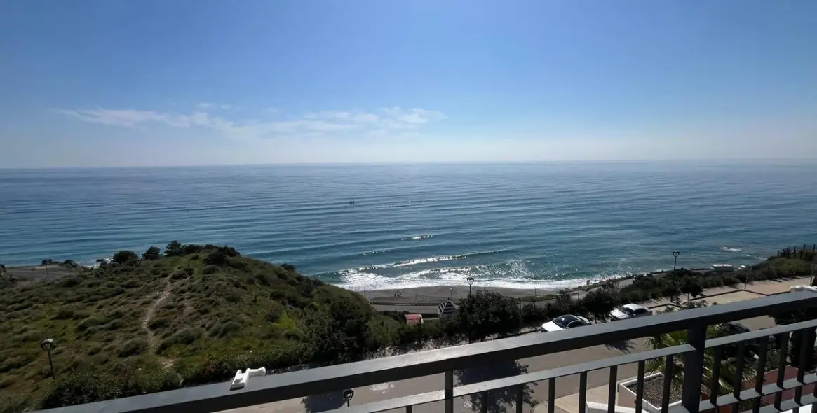 Sale of middle floor apartment in Torrox Costa 28