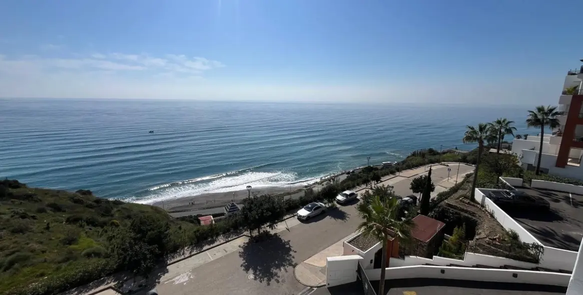 Sale of middle floor apartment in Torrox Costa 29