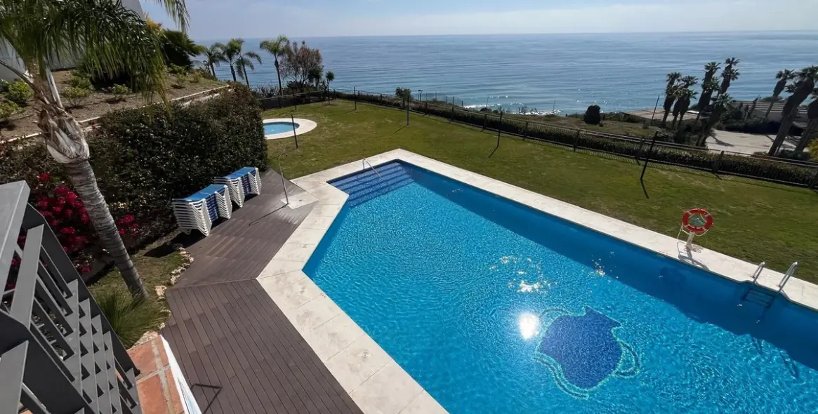 Sale of middle floor apartment in Torrox Costa 31