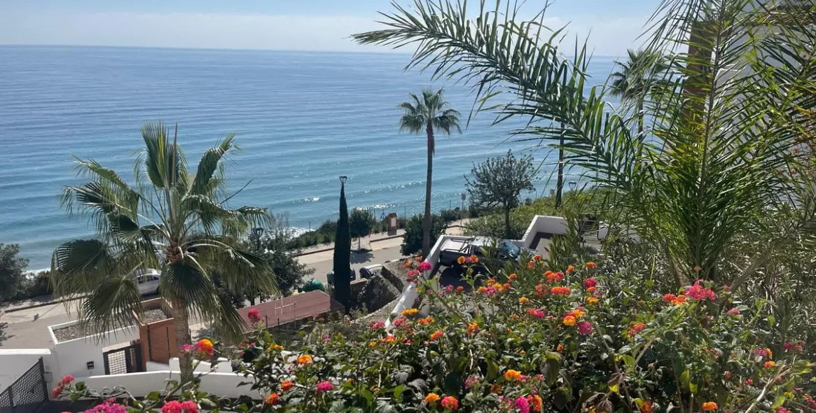 Sale of middle floor apartment in Torrox Costa 32