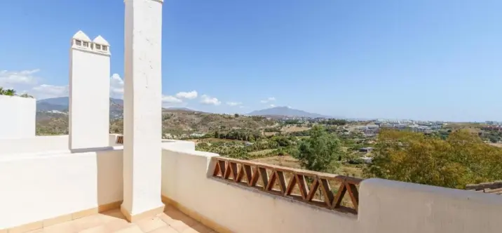 Sale of penthouse in Estepona 2