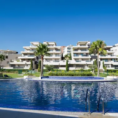Venta de apartamento en planta media en Los Arqueros