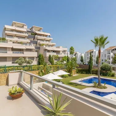 Venta de apartamento en planta media en Los Arqueros