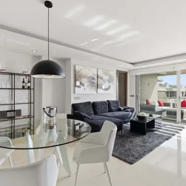 Venta de apartamento en planta media en Los Arqueros